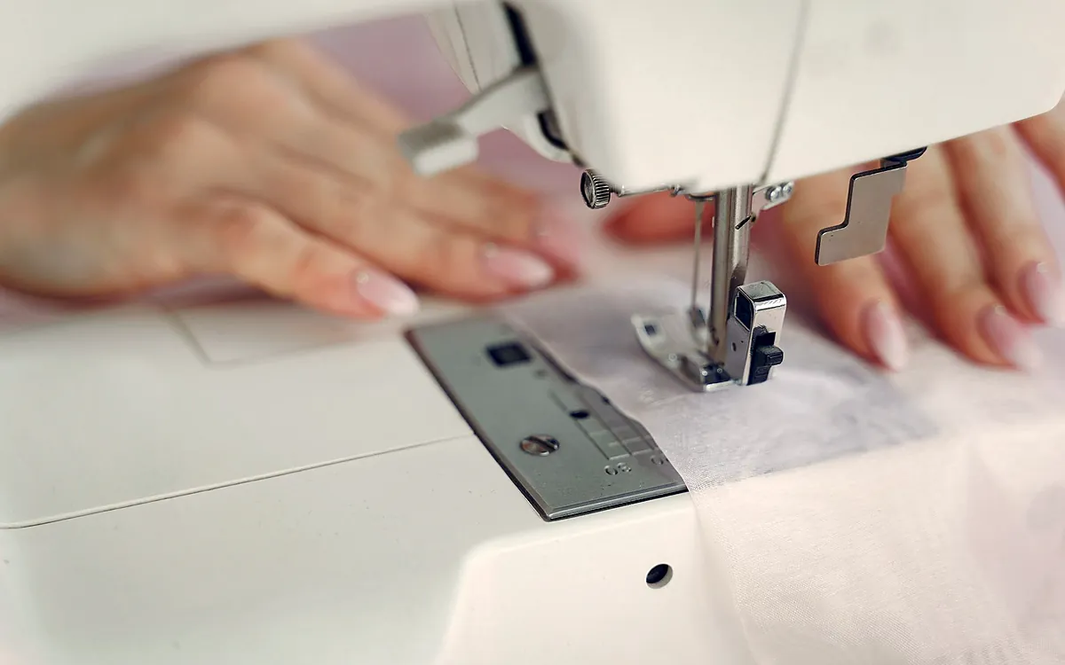 Imagem ilustrando: Ajuste de roupa: quanto cobrar pra apertar, encurtar e…