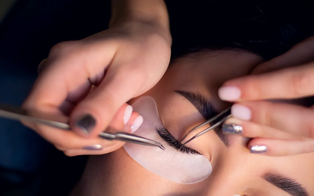 Imagem ilustrando: Brow lamination: quanto cobrar sem sair no prejuízo