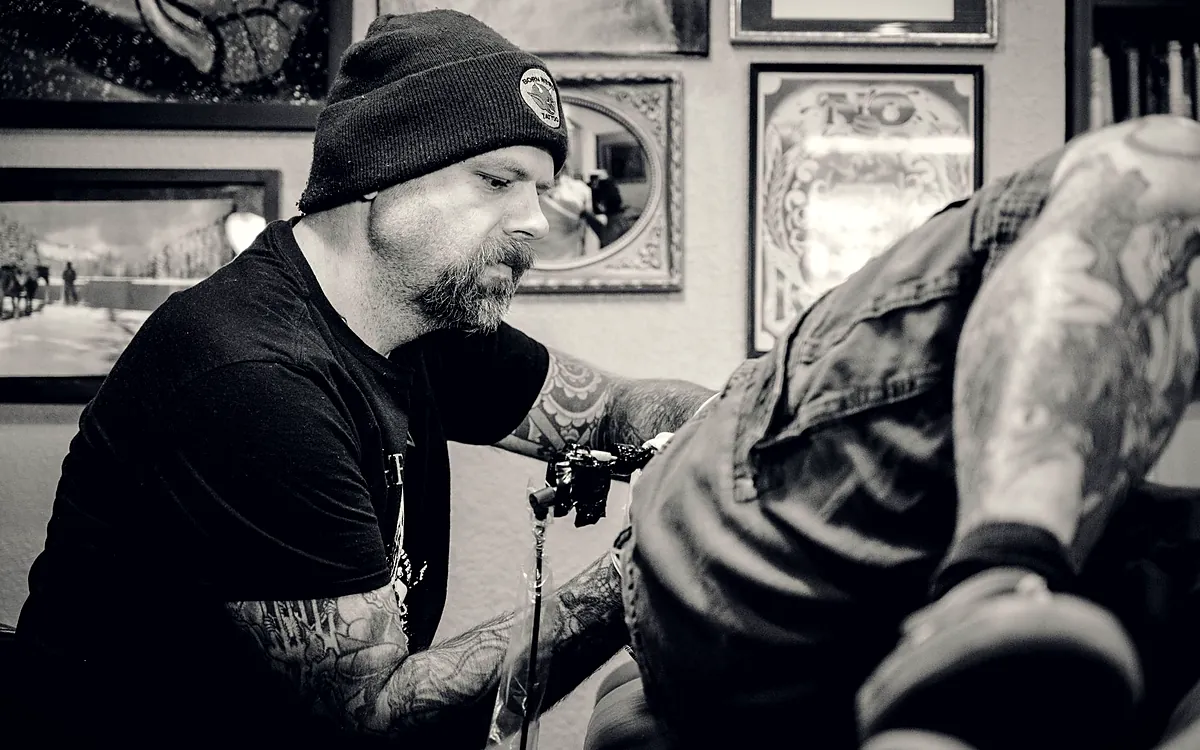 Imagem ilustrando: Quanto cobrar por tatuagem: tamanho, sessão e arte